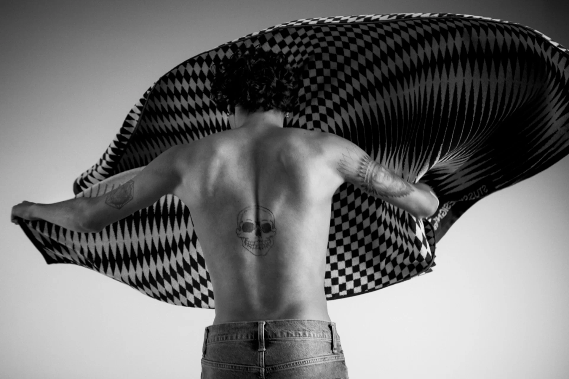 Fashion Kampagne Reclaim the Street Strasse Urban Mode Menschen Action Bewegung Sprung Fotoshooting Schwarz-Weiss Farbe Fotografie Typografie Neon Illustration Art Direction Creative Direction Plakate Bildkompositionen Totebag Mütze 