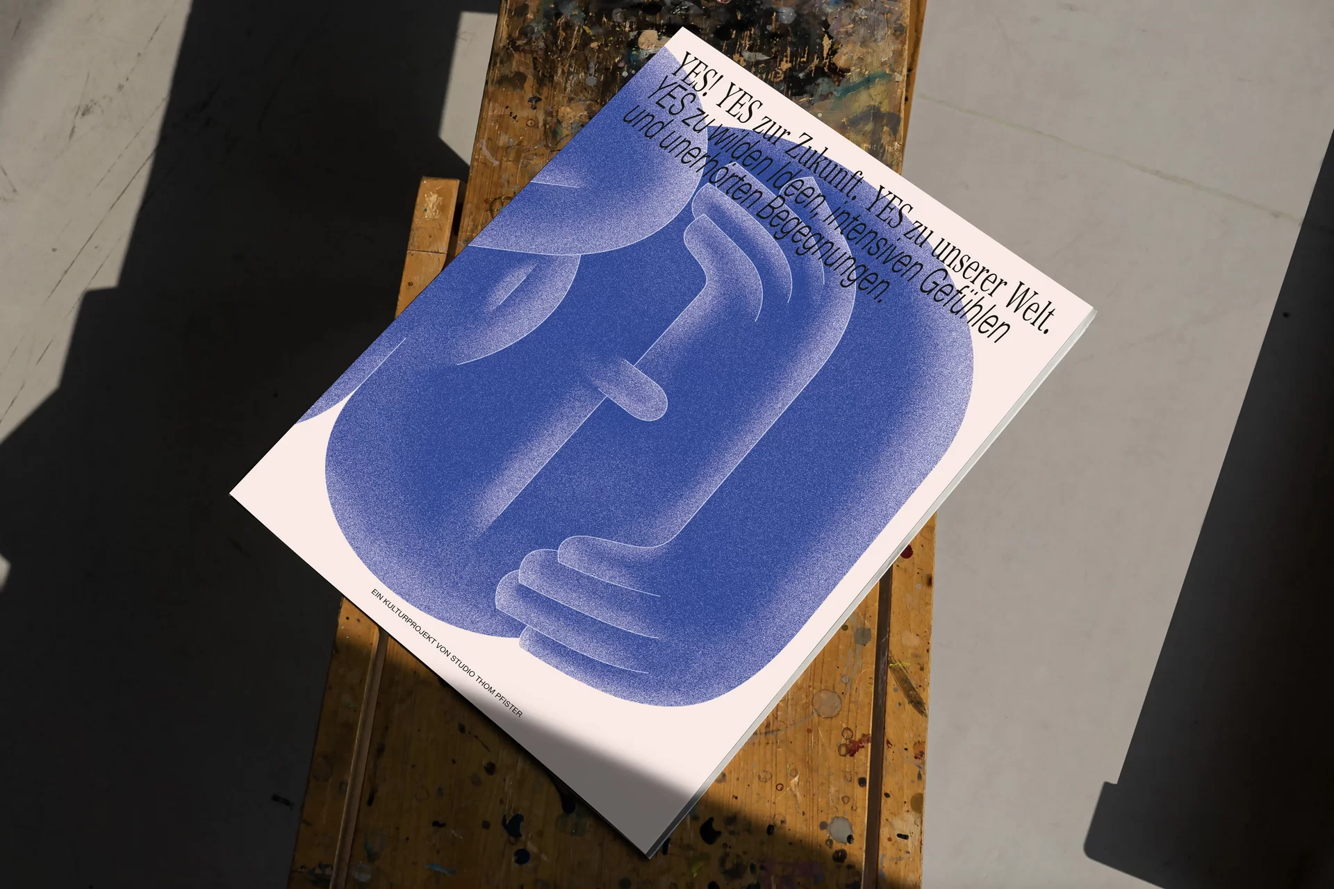 [Translate to English:] Studio Thom Pfister YES Einmalig Ausstellung Einladung Kuratiert Künstlerinnen Kunst Verkauf Swiss Grafikdesign International Art Direction Creative Direction Grossformat Magazin limitiert Cover Titelbild Inhalt Text Christof Gertsch Plakat Karte Postversand Fotografie Illustration Bunt Farbig Bildkomposition