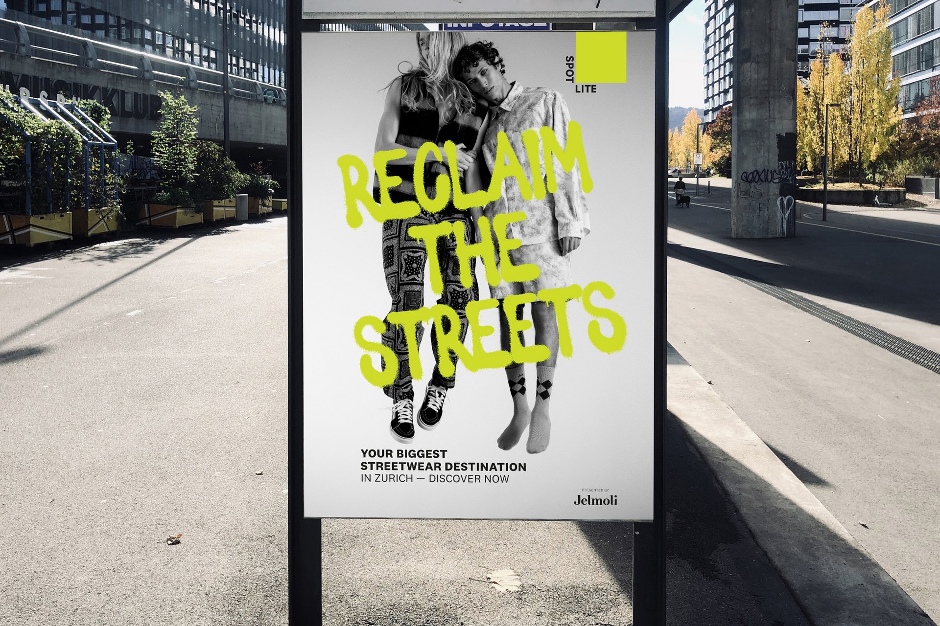 Fashion Kampagne Reclaim the Street Strasse Urban Mode Menschen Action Bewegung Sprung Fotoshooting Schwarz-Weiss Farbe Fotografie Typografie Neon Illustration Art Direction Creative Direction Plakate Bildkompositionen Totebag Mütze 