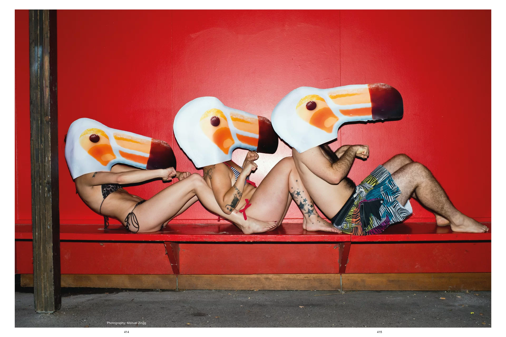 Thom Pfister Buch Inhalt Print Menschen Körper Kopf Maske Vogel Swiss Grafikdesign Begegnungen Art Direction Creative Direction Fotografie Bunt Rot Bildkomposition 