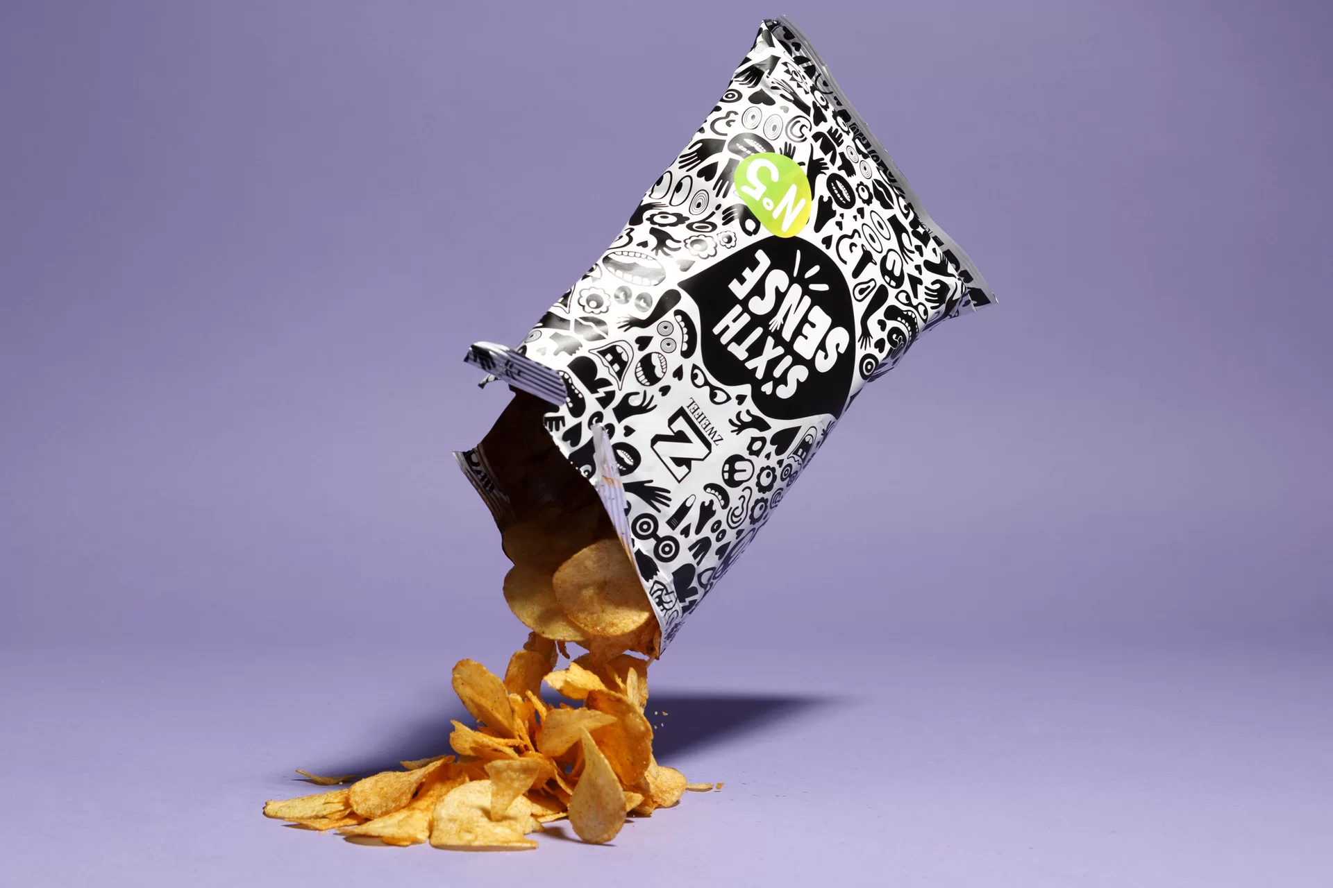 Zweifel Sixth Sense Chips Snack Schwarz-Weiss verspielt Illustration Fotografie Lila Swiss Grafikdesign Verpackung Schachtel Smile Mund Lippen  