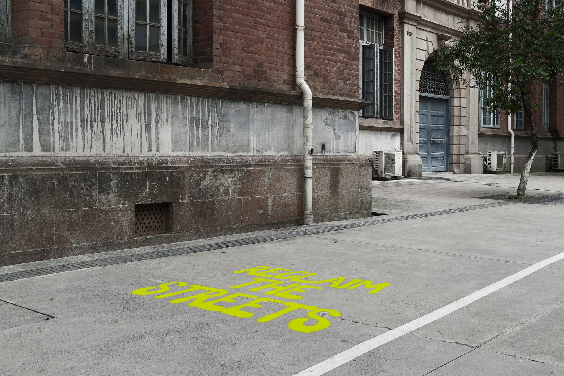 Fashion Kampagne Reclaim the Street Strasse Urban Mode Menschen Action Bewegung Sprung Fotoshooting Schwarz-Weiss Farbe Fotografie Typografie Neon Illustration Art Direction Creative Direction Plakate Bildkompositionen Totebag Mütze 