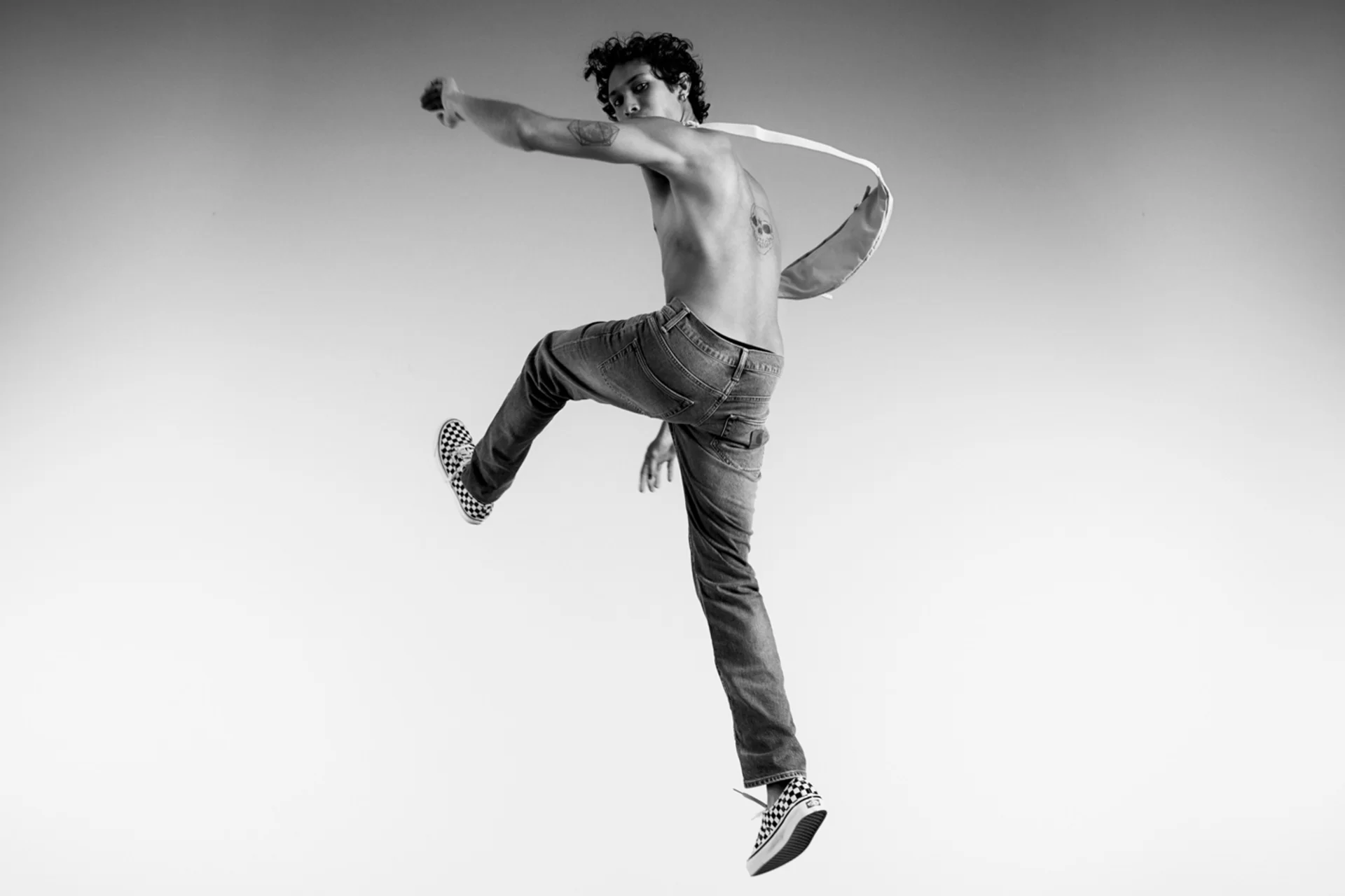 Fashion Kampagne Reclaim the Street Strasse Urban Mode Menschen Action Bewegung Sprung Fotoshooting Schwarz-Weiss Farbe Fotografie Typografie Neon Illustration Art Direction Creative Direction Plakate Bildkompositionen Totebag Mütze 