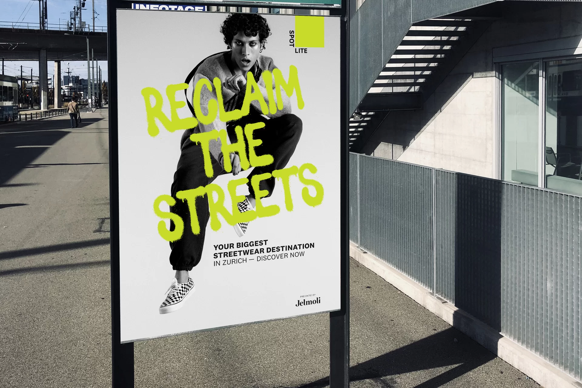 Fashion Kampagne Reclaim the Street Strasse Urban Mode Menschen Action Bewegung Sprung Fotoshooting Schwarz-Weiss Farbe Fotografie Typografie Neon Illustration Art Direction Creative Direction Plakate Bildkompositionen Totebag Mütze 