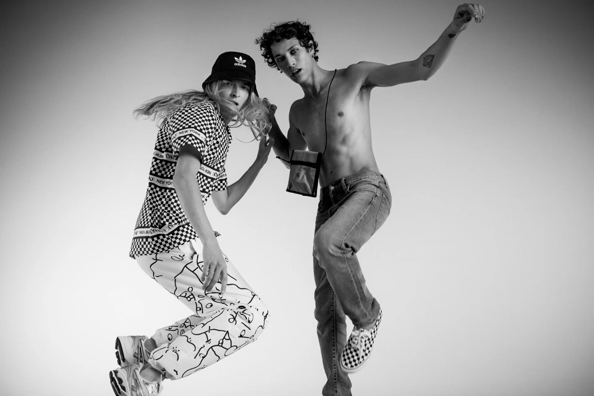 Fashion Kampagne Reclaim the Street Strasse Urban Mode Menschen Action Bewegung Sprung Fotoshooting Schwarz-Weiss Farbe Fotografie Typografie Neon Illustration Art Direction Creative Direction Plakate Bildkompositionen Totebag Mütze 