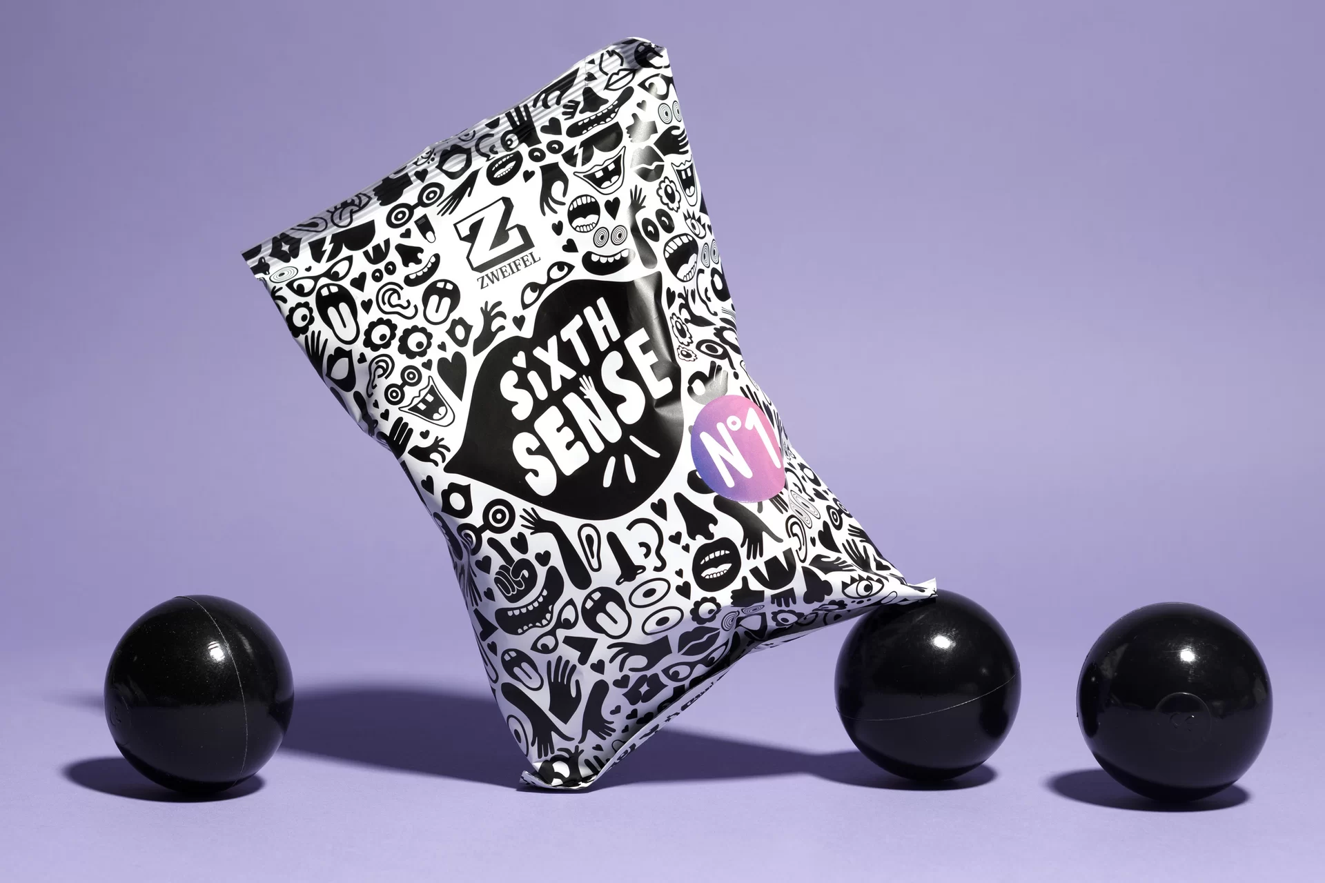 Zweifel Sixth Sense Chips Snack Schwarz-Weiss verspielt Illustration Fotografie Lila Swiss Grafikdesign Verpackung Schachtel Smile Mund Lippen  