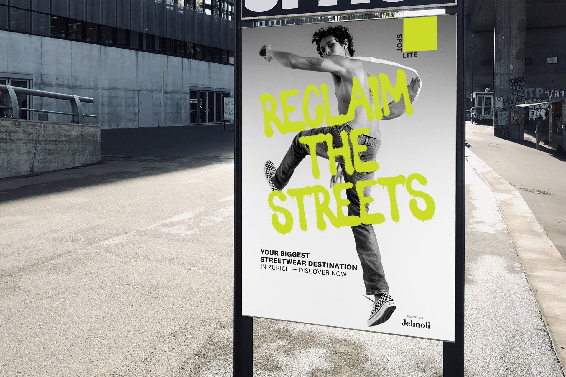 Fashion Kampagne Reclaim the Street Strasse Urban Mode Menschen Action Bewegung Sprung Fotoshooting Schwarz-Weiss Farbe Fotografie Typografie Neon Illustration Art Direction Creative Direction Plakate Bildkompositionen Totebag Mütze 