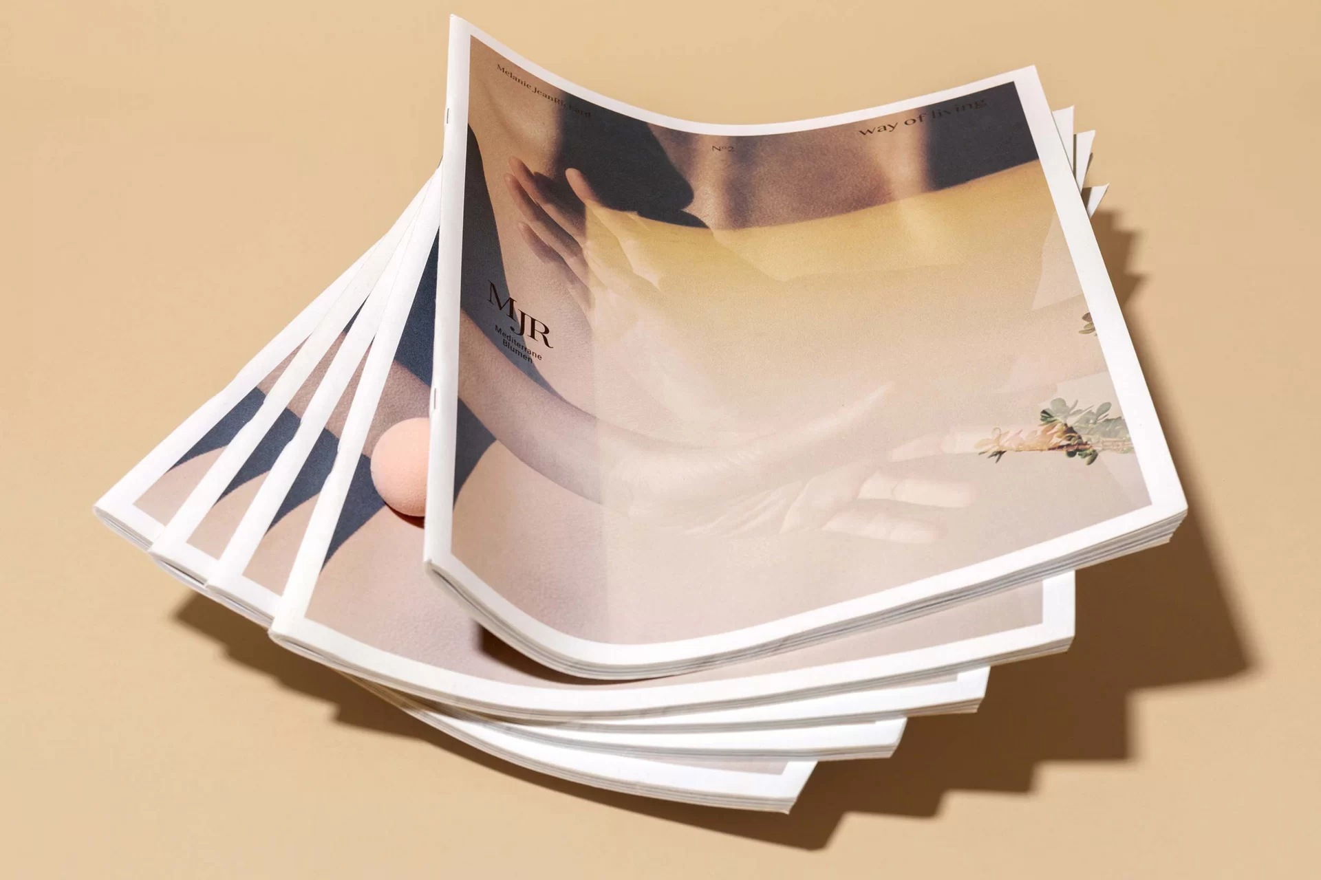 [Translate to English:] MJR Melanie JeanRichard Way of living Mediterran Floristin Blumen Blumenwelt Magazin Grossformat Kunstmagazin Kunstprojekt Inhalt Titelblatt Cover Print Swiss Grafikdesign Art Direction Creative Direction Fotografie Illustration Bunt Farbig Bildkomposition Text