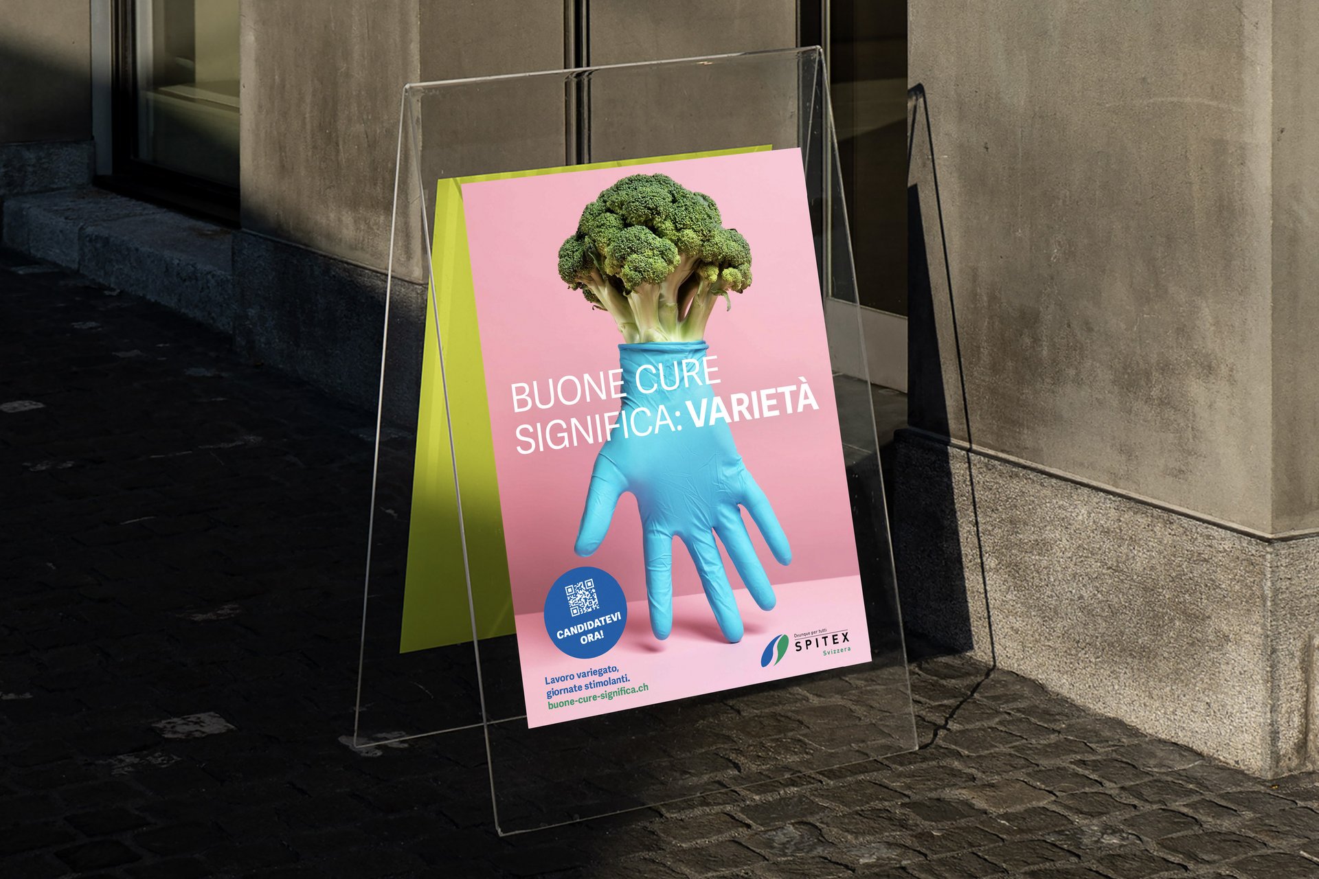 [Translate to English:] Spitex Kampagne Objekte Teekanne Stethoskop Hantel Ballon Nest Schlüssel Turnschuh Sprungfeder Gummihandschuh Broccoli Ei Pflaster Animation Bewegung Fotoshooting Farbe Fotografie Typografie Art Direction Creative Direction Plakate Bildkompositionen Totebag 