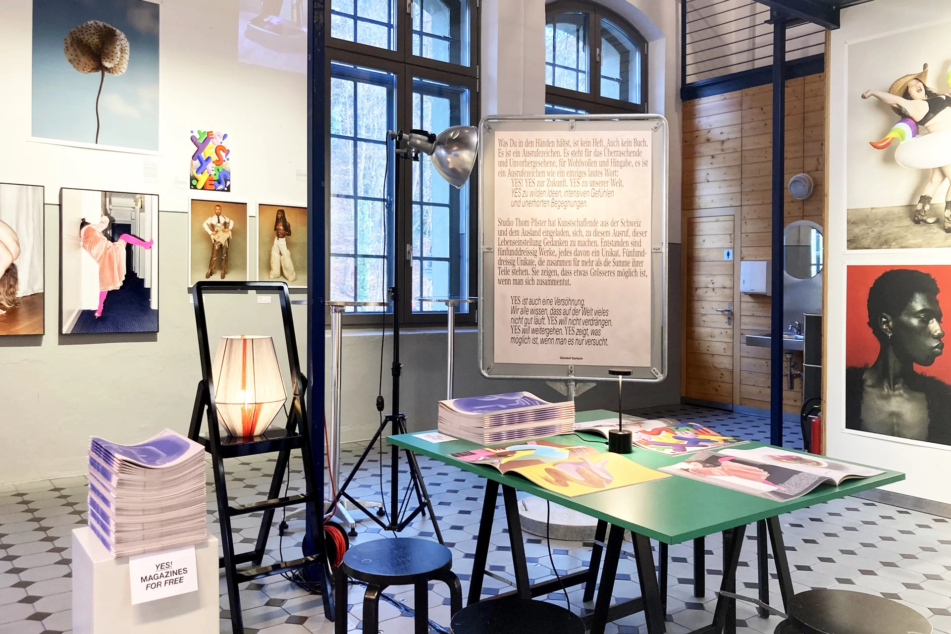 Studio Thom Pfister YES Einmalig Ausstellung Einladung Kuratiert Künstlerinnen Kunst Verkauf Swiss Grafikdesign International Art Direction Creative Direction Grossformat Magazin limitiert Cover Titelbild Inhalt Text Christof Gertsch Plakat Karte Postversand Fotografie Illustration Bunt Farbig Bildkomposition